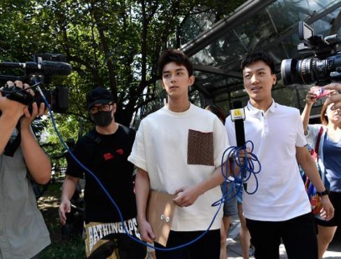 吴磊北电报到,金主爸爸另类宣传,吴磊室友差点成易烊千玺校友!