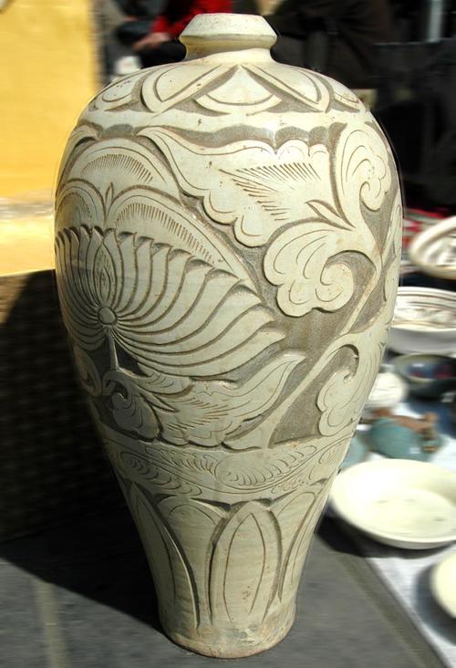 登封窑瓷器上所施的装饰技法有什么特点?