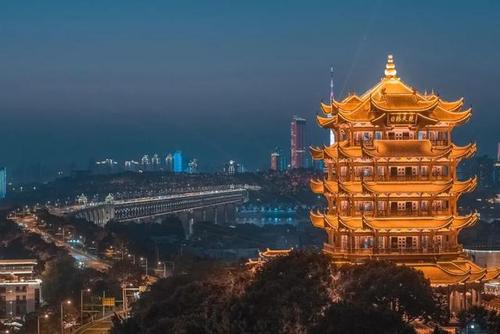 黄鹤楼与武汉长江大桥 ▼