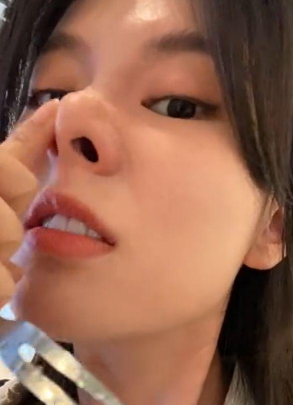 知名女星乔欣回应整容传闻大胆用手戳眼角揉搓成猪鼻子不怕疼