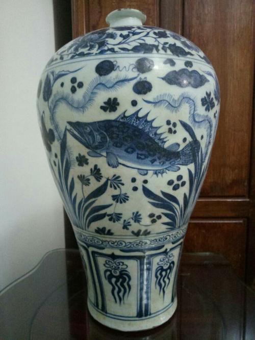 请高手老师帮看看这只元青花鱼藻纹梅瓶是真品吗?