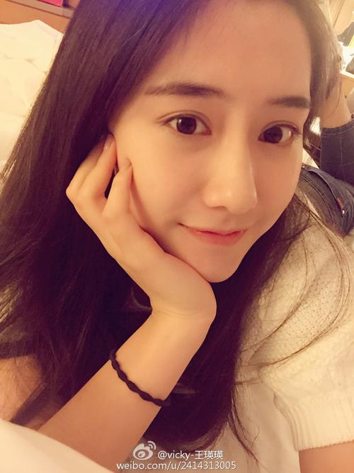 毕业于中国传媒大学的@vicky-王瑛瑛在微博晒出唯美写真,在大自然中