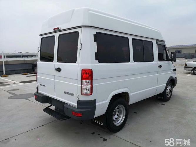 依维柯 得意 2017款 2.5t a35客车中顶67座47z5