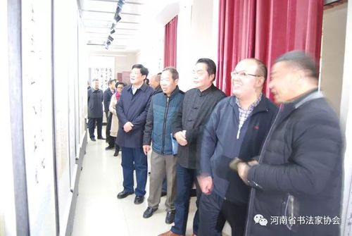 谢安钧代表河南省书协向博爱县授予"河南省书法之乡"牌匾,张建代表