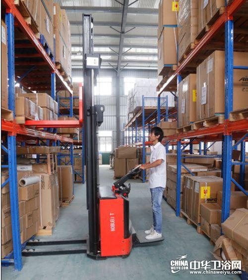 电动叉车备货中