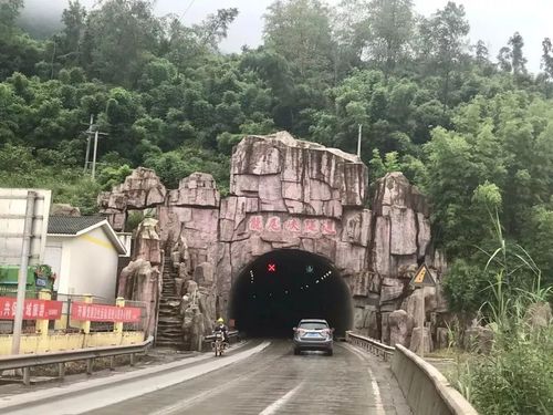 第二个隧道:飞仙关隧道今天过得第一个隧道:青鼻山隧道出发前拍照等骑
