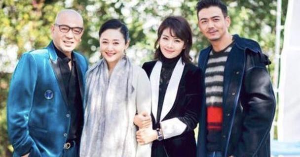 婚后赵丽娟就逐渐退出了这个圈子,在家里一心一意照顾老公和孩子.