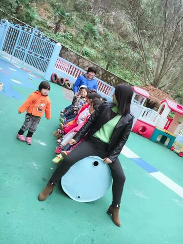 户外活动《油桶小火车》