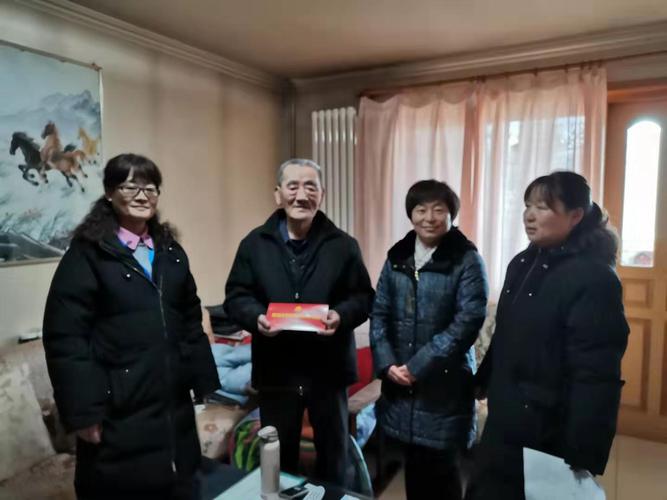 近日六里屯街道建设办公室主任王海玲,在碧水园社区党委书记兼居委会