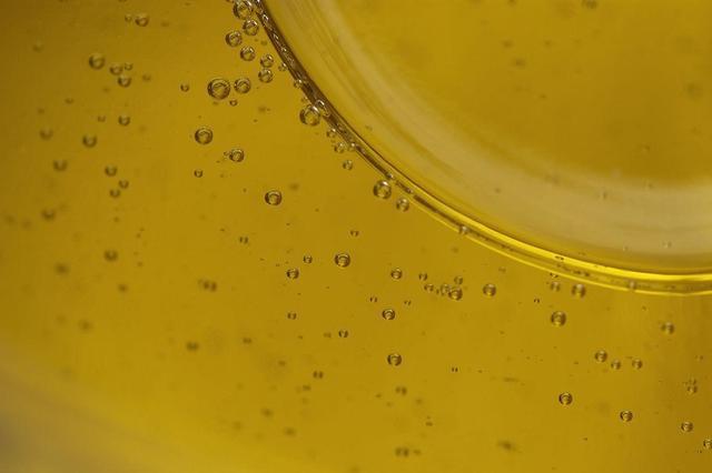 这也会改变尿液的表面张力,导致尿液中出现泡沫状尿液,而不是因为蛋白