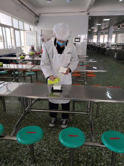 走出教室,走进餐厅——昌乐二中家政帮厨活动