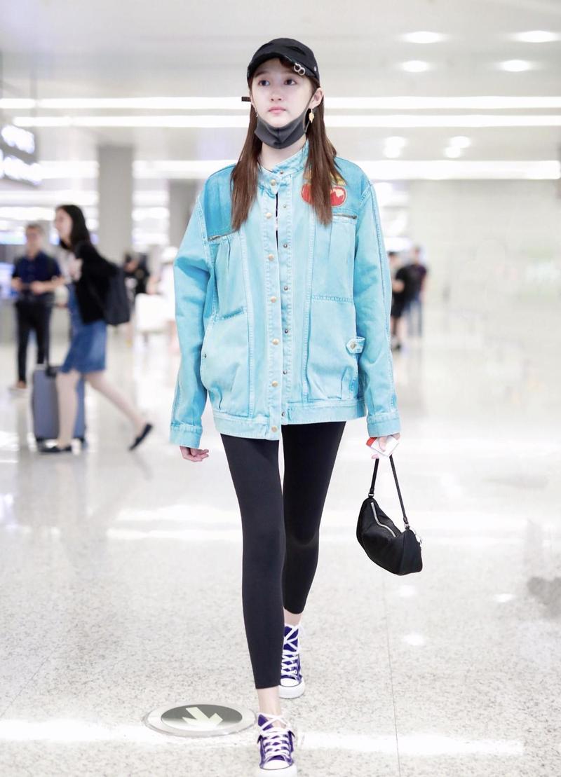 原创关晓彤拥有大长腿任性,牛仔外套内搭长t恤干净利落,洋气时髦