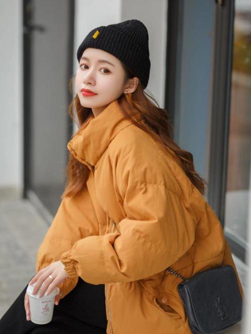 第一款:橘色高领羽绒服