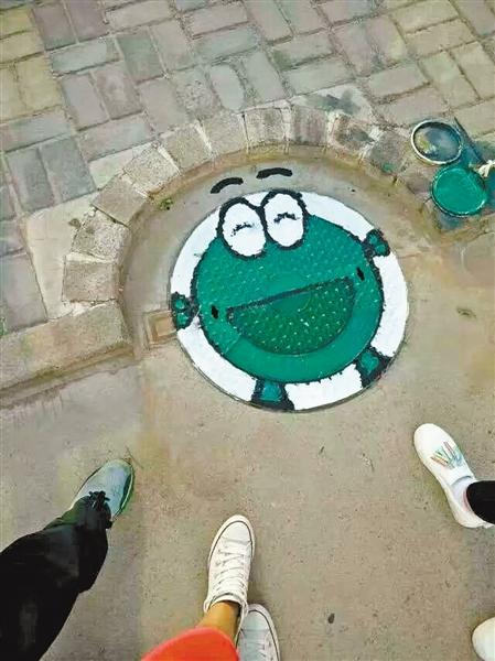 内蒙古巴彦浩特市创意涂鸦井盖获居民点赞