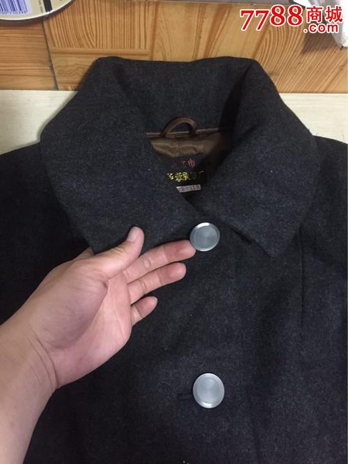 女式短呢子有机玻璃扣上衣