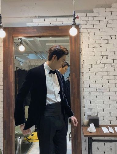 李敏镐昨天在sns留言"2021"并发布了两张近照,照片中的李敏镐一身黑色