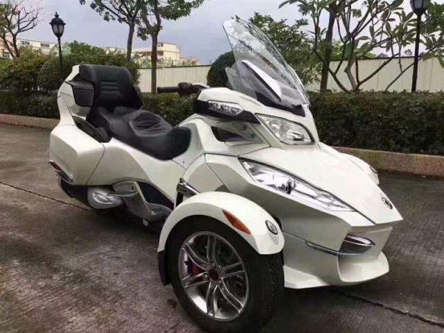 就在近日,北京出现了一辆庞巴迪摩托车,这是16款的庞巴迪倒三轮摩托车