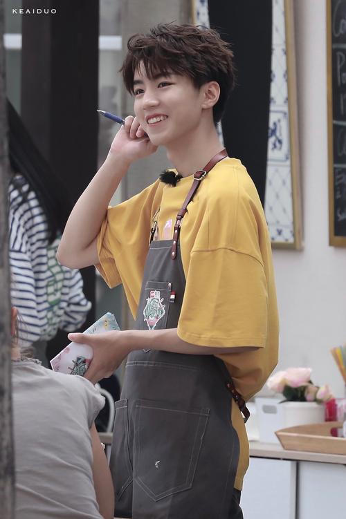 王俊凯×20180604《中餐厅2》科尔马录制×cr:logo