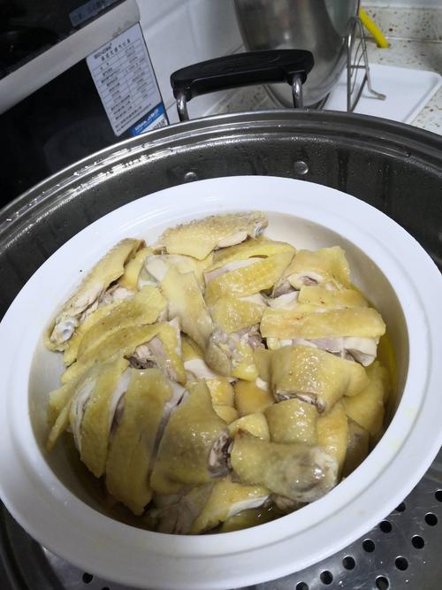 3,鲜沙姜蓉,蒜蓉淋上热油加生抽;2,姜蓉,葱蓉,盐焗鸡粉淋上热油;1