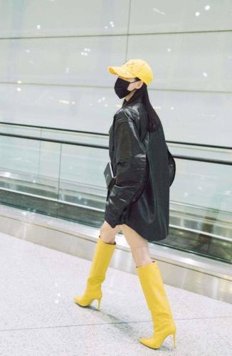 王智的腿是有多细?过膝长筒靴当裤子穿还塞不满,凹出