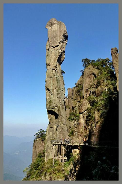 三清山头号奇石"巨蟒出山",一座137米高的孤峰,如巨蟒高昂头颅,游出