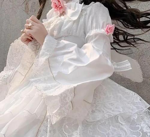 穿着裙子的女生头像
