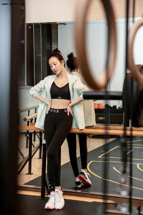 左小青去运动时真像个学生,粉色外套配短裤,真是岁月从不败美人