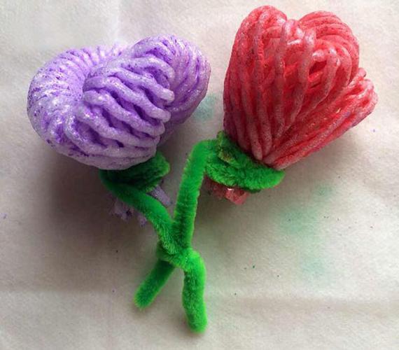 幼儿环保手工制作大全图片教程:水果泡沫网小花