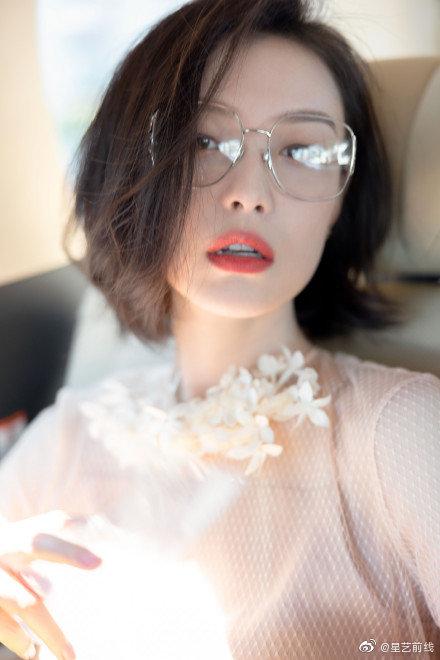 倪妮车内墨镜大片# 倪妮的冷白皮太绝了 短发倪妮yyds!