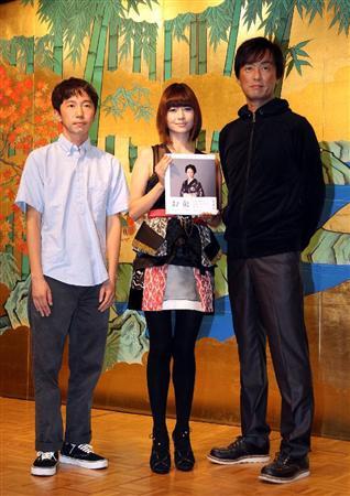 "阿龙"真木阳子发行写真集 入浴更衣性感满载