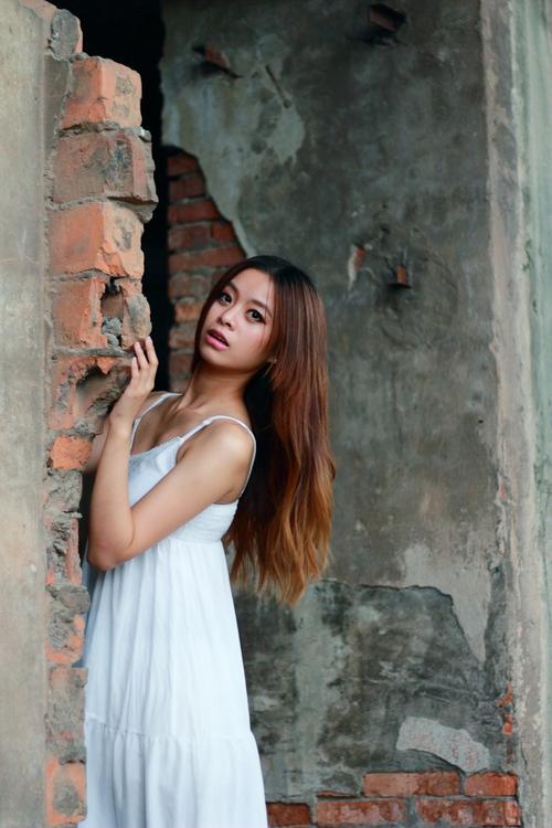 标题:废墟中的女孩