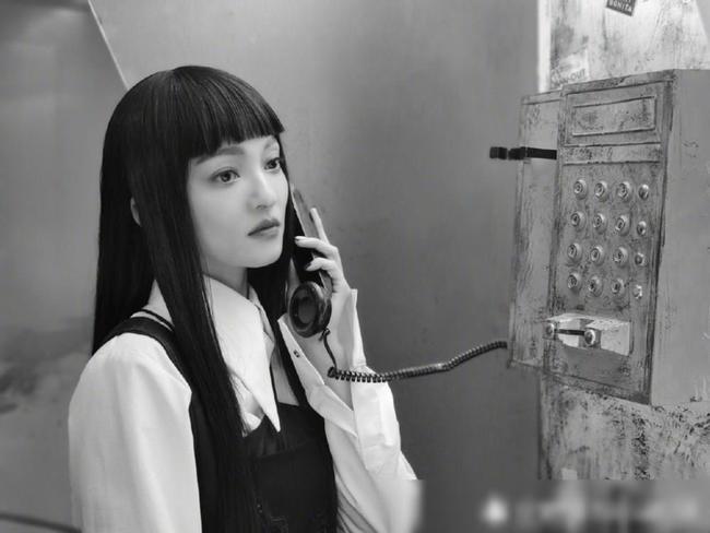 张韶涵新发型被吐槽像假发,一刀齐刘海配学生装,37岁美得像洋娃娃