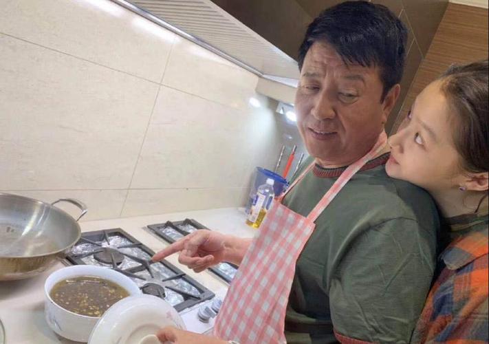 关晓彤妈妈晒丈夫做炸酱面,关晓彤撒娇依偎在爸爸肩上