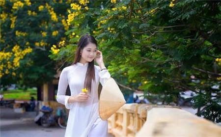 帽子的越南女子哦