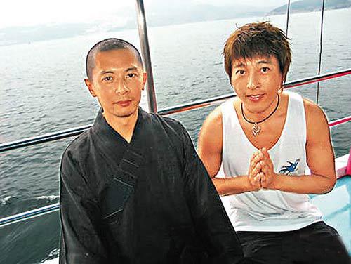 何宝生与吕颂贤一起出海放生