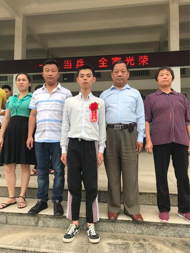 梅州市丰顺县汤南镇9月9日镇长为9名预定新兵佩戴红花