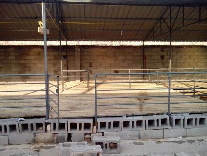 羊舍栏杆饲槽高度