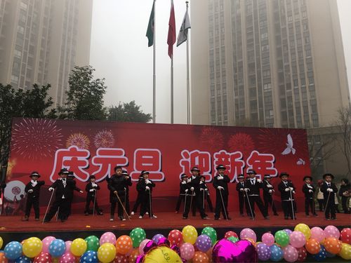 我们的校园也装扮一新,舞台上立着庆元旦,迎新年的横幅,大门走廊挂满