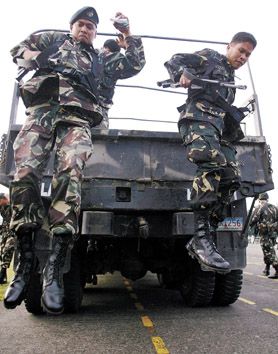 新闻中心 综合 > 正文         菲总统府卫队士兵设置路障,封锁总统府