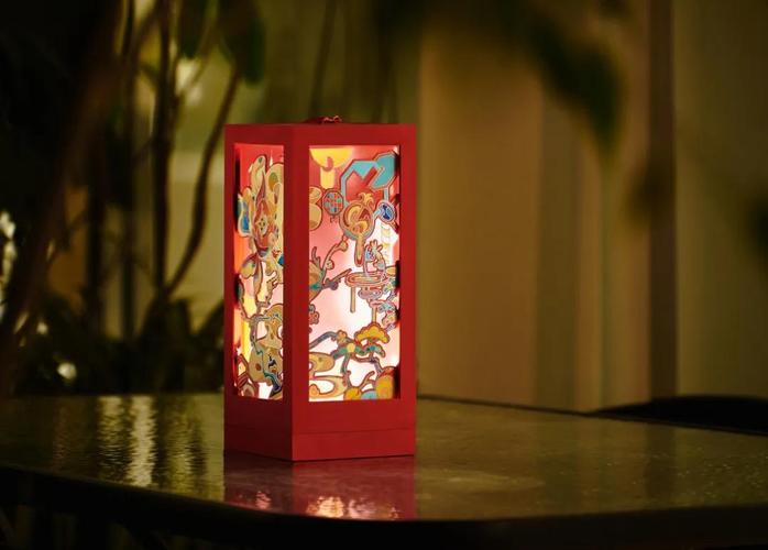 走马灯式的外盒造型,四面鱼跃枝头,繁花似锦等剪纸插画,让传统的新年