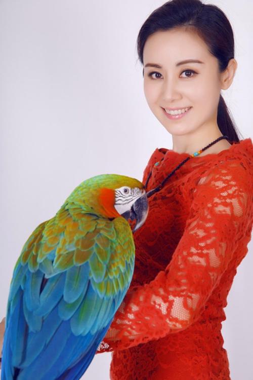 席与立加盟魔影神笔对话鹦鹉女王范儿十足