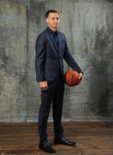 萌神库里穿上西装也还是那么萌,秀气的外表怎么看都不像是个篮球运动