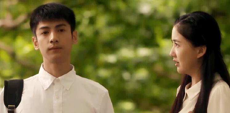 罗云熙当年出演《何以笙箫默》的少年何以琛,板着个脸,一脸高冷,因