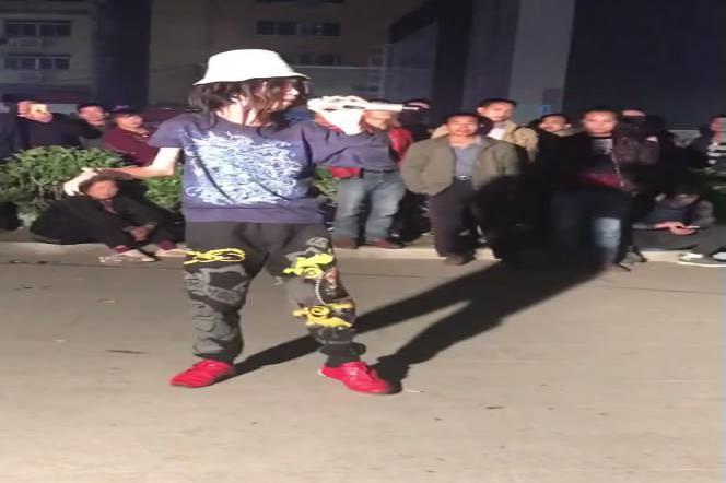 寒冬里的天籁之音!广州残疾人流浪歌手阿龙户外卖唱!