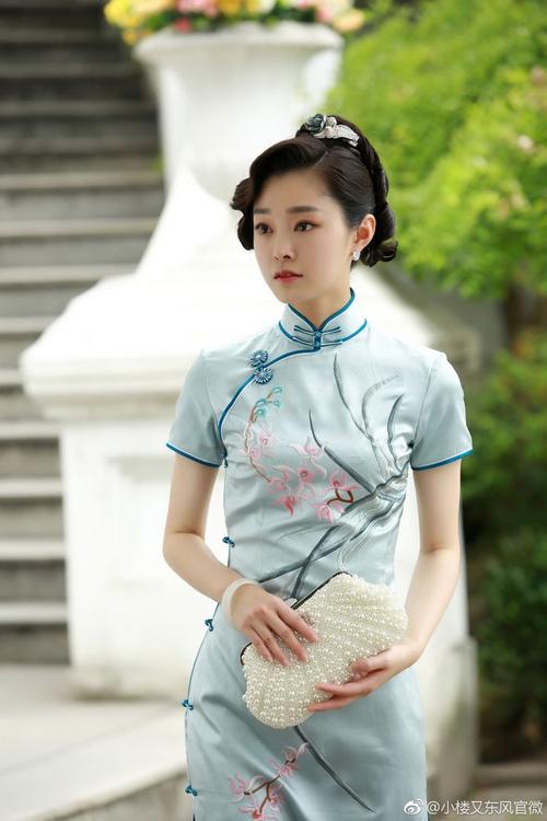 民国女神上线了@宋轶xiaoyiyi 话费已充好,时刻准备为旗袍. weibo.com