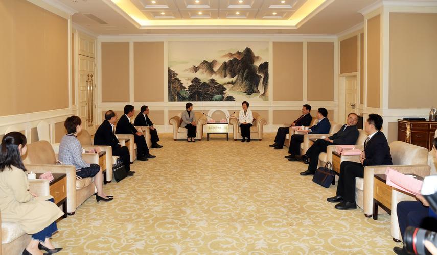 上,院长张晓云与大西安(咸阳)文体功能区管委会副主任杨隆丰签署协议