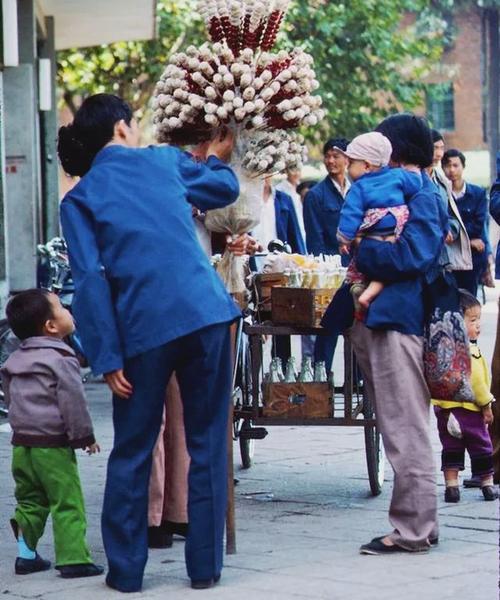 80年代,昆明街头的小商贩在卖糖葫芦.