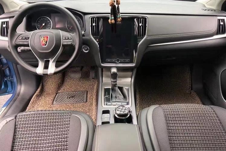 我们再来看一下内饰设计,这辆荣威i6的内饰设计很多自主品牌或者合资