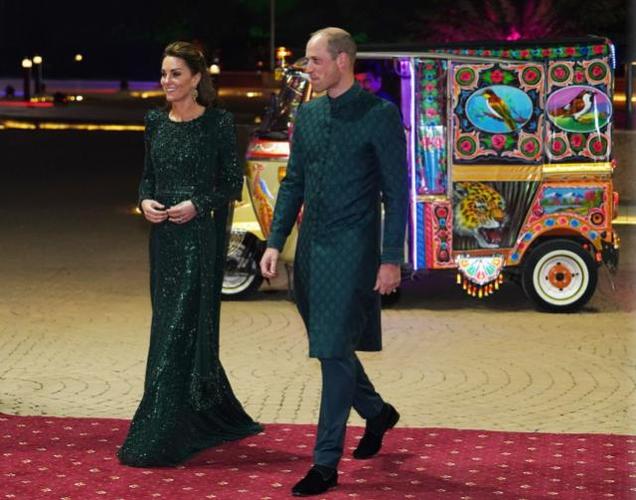 当地时间10月15日晚,威廉王子携凯特王妃参加了于巴基斯坦国家纪念碑