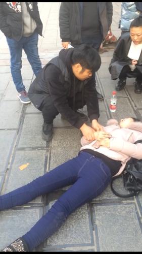拒绝冷漠:女子突发病街头晕倒 歌手李猛紧急施救